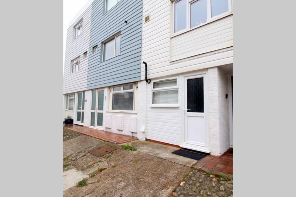 Pebbles Apartment By Air Premier Seaford Exterior photo